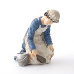 Maid Kneeling with Brush/Bucket (Approx 75mmH)