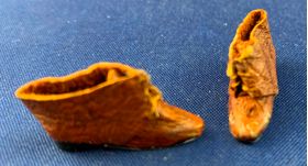 Shoes Hand Made by Kathy Brindle (27Lmm)