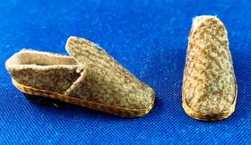 Shoes Hand Made by Kathy Brindle (27Lmm)