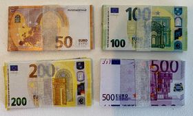 1:6 Scale Bundles of Money (30 x 16mm)