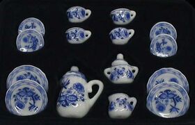 Ceramic Dinner Set, White with Blue Floral, 17 Pieces (Plates: 23mm Diameter)