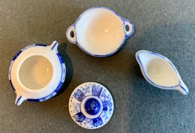 Salad Set 3 Pieces Blue and White (Container: 20 Diam x 13H + Lid)