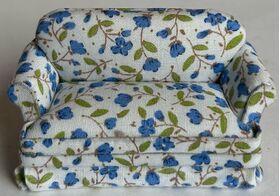 1:24 Sofa with Blue Floral Fabric (60W x 40D x 40Hmm)