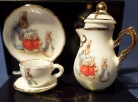 1:6 Peter Rabbit Classic Mini Teaset by Reutter Porzellan (Teapot 50mmH)
