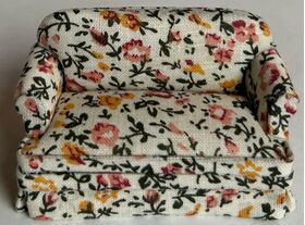 1:24 Sofa with Pink Floral Fabric (60W x 40D x 40Hmm)