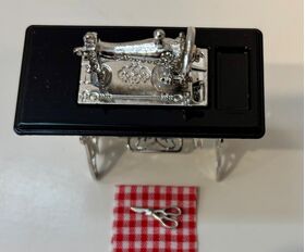 Sewing Machine on Table, Metal (67 x 34 x 65Hmm)