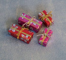 Presents / Gifts Set 4 (Largest 30 x 12mm)