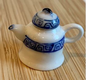 Tea Pot Blue and White (20 Diam x 20Hmm)