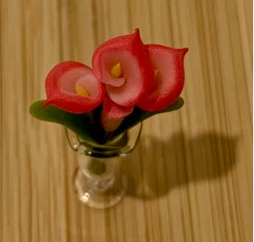 Flowers in a Glass Vase Pink (33mmH)