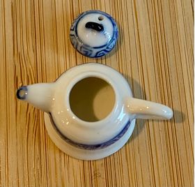 Tea Pot Blue and White (20 Diam x 20Hmm)