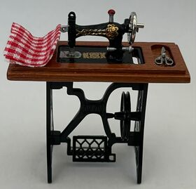 Sewing Machine on Table (67 x 34 x 65Hmm)