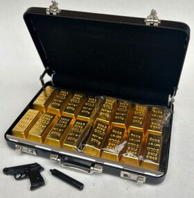 1:6 Briefcase with 16 Bars of Gold (100 x 70 x 15mm)