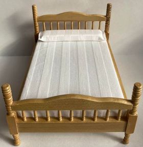 Double Bed Spindle Back Oak (155 x 160 x 90Hmm)