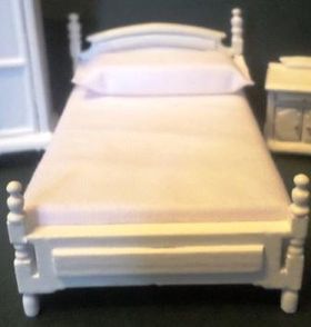 1:24 White Bed (90 x 60 x 49Hmm)