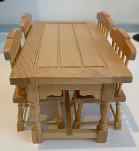 Kitchen Table and 4 Chairs Oak (Table: 148 x 77 x 67Hmm)