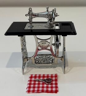 Sewing Machine on Table, Metal (67 x 34 x 65Hmm)