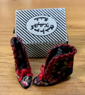Shoes Hand Made by Kathy Brindle (27Lmm)