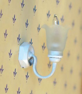 White Tulip Wall Light (30 x 23 x 10mm)