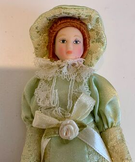 Lady in Green Dress Porcelain Doll (150Hmm)