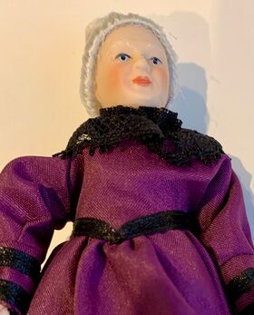 Grandmother Porcelain Doll (145Hmm)