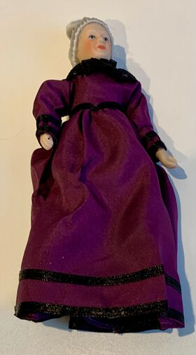 Grandmother Porcelain Doll (145Hmm)