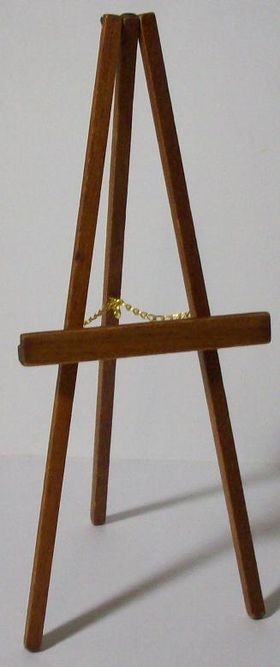 Easel (53W x 55D x 125Hmm)
