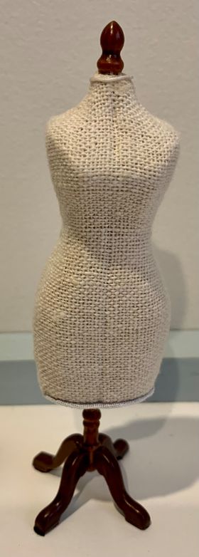 Model Stand Dummy Walnut (35W x 125H x 22Dmm)