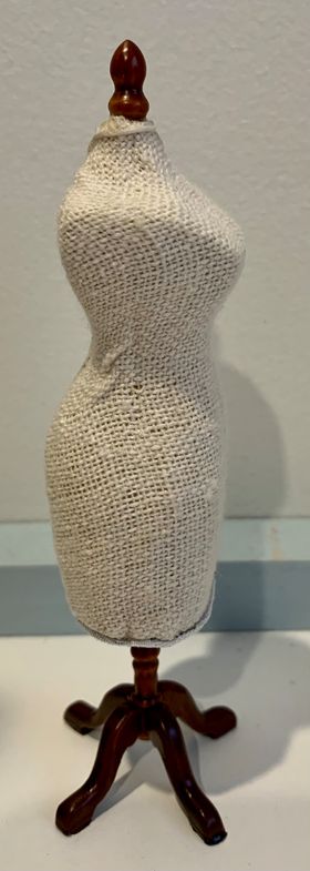 Model Stand Dummy Walnut (35W x 125H x 22Dmm)